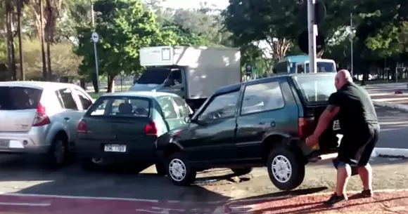 Nu-ți iese parcarea laterală? Ia-ți mașina pe sus și-ai rezolvat problema!