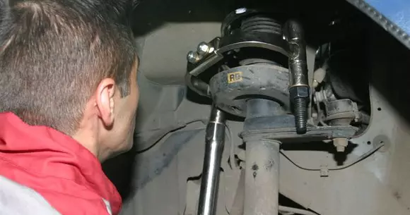 Cât cheltuie în medie un român pe an la service-ul auto?