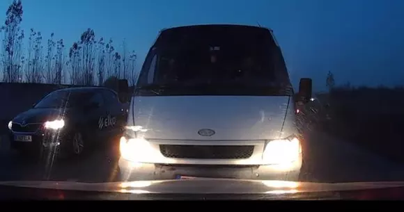 Lecție! Ce a pățit un șofer care a depășit coloana! | VIDEO