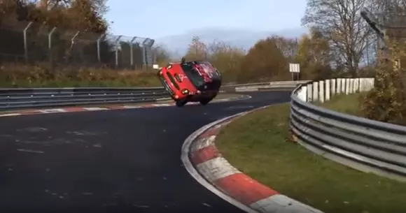Un cascador a parcurs Nurburgringul cu un MINI pe două roți