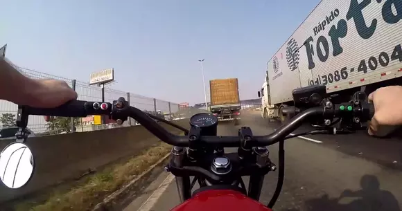 A fost cât pe ce! Iată cum a scăpat un motociclist ca prin urechile acului (VIDEO)