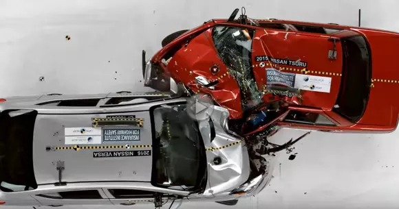 Nissan scoate de pe piață un model vechi de 24 de ani. Un crash-test i-a venit de hac