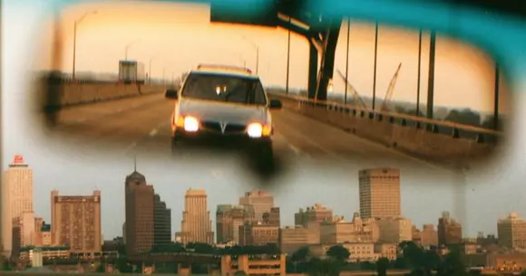 Prima oglindă retrovizoare a fost "inventată" într-o carte. Care este istoria ei