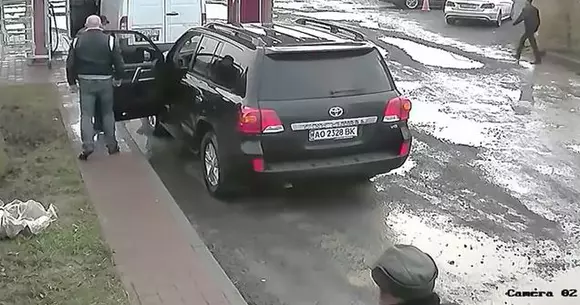 Road rage în Rusia! Un șofer s-a dat jos și i-a tras un pumn, fără să știe că rivalul avea la el un... pistol. Ce a urmat | VIDEO