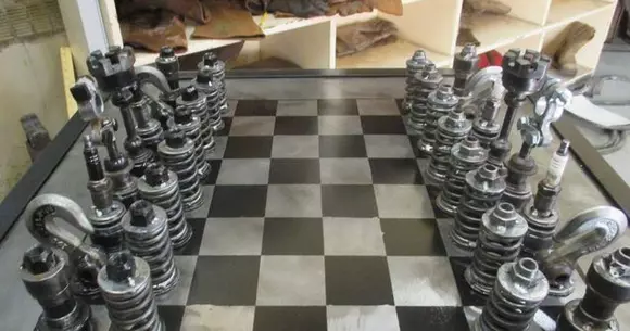 Cum arată un joc de șah făcut din piese de mașină?