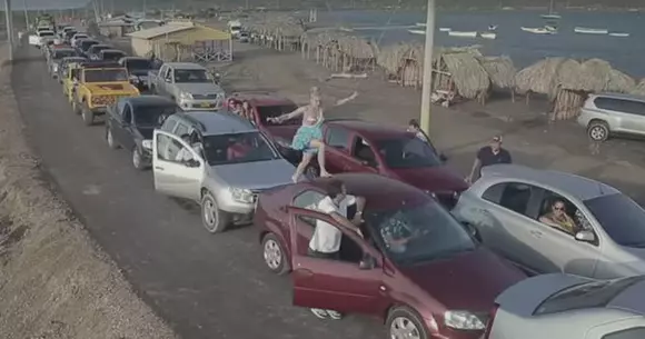 Shakira "calcă în picioare" Duster și Logan | VIDEO