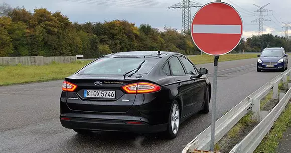 Ford lansează o tehnologie pentru evitarea conducerii pe contrasens pe autostradă