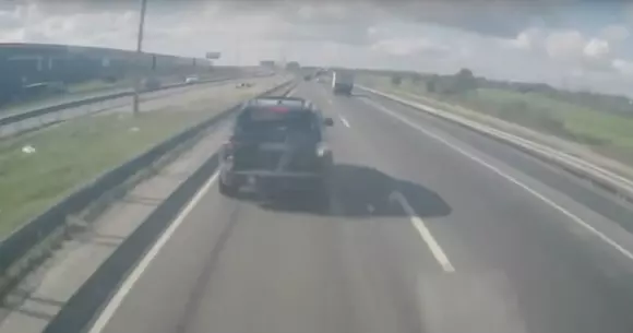 Șoferul unui TIR și-a pierdut cumpătul. Iată de ce nu e bine să te pui cu un TIR-ist! | VIDEO