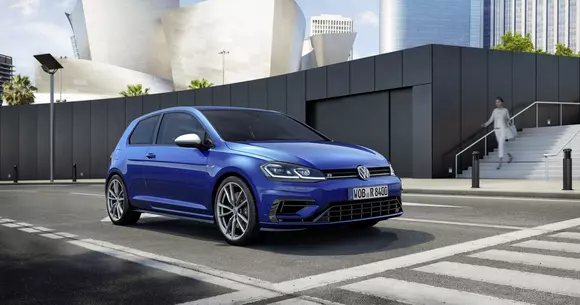 Volkswagen încheie anul cu noutăți în familia Golf. Versiunea R este disponibilă cu 310 CP