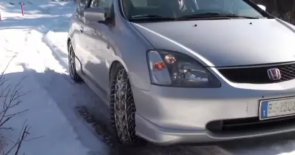 Cele mai tari lanturi: cu ele, un Civic scoate un SUV din zăpadă!