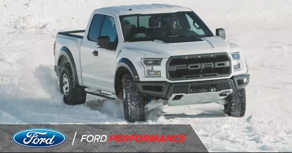 Ford F-150 Raptor se distrează prin zăpadă. La comenzi este Ken Block