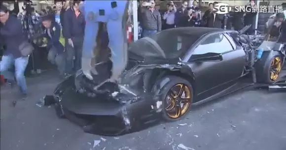 Un Lamborghini Murcielago a fost distrus de autorități pentru că a fost importat ilegal (video)