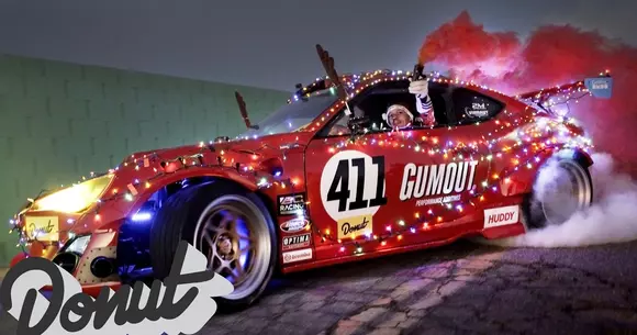 Cea mai nebună sanie a lui Moș Crăciun: Toyota GT86 cu motor de Ferrari. Îmbrăcată în luminițe, desigur!