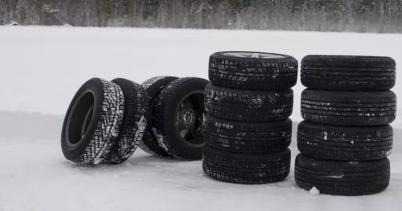 5 lucruri pe care trebuie să le știi despre anvelopele de iarnă. Cum îndepărtează zăpada și când trebuie verificate!