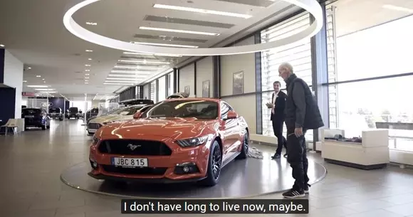 Cine mai e ca el? Un suedez conduce un Mustang cu motor V8 la 97 de ani | VIDEO