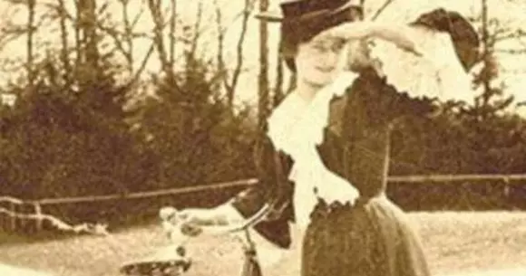 Mița Biciclista, una dintre primele șoferițe cu mașină coupe din București