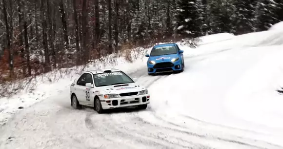 Poate Ford Focus RS să țină pasul cu o mașină de raliu veritabilă? (VIDEO)