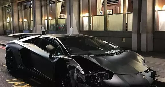 Prea mult Need for Speed: un posesor de Lamborghini Aventador SV din Londra se angajează într-o cursă ilegală și face accident (VIDEO)
