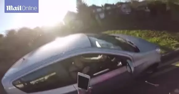 Bine faci, rău găsești! Ce a primit un motociclist care a vrut să-i înapoieze un portofel pierzătorului! | VIDEO