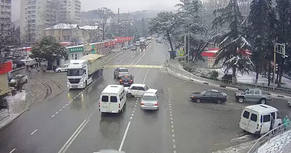 Cea mai neobișnuită parcare din lume! S-a produs în urma unui impact! | VIDEO