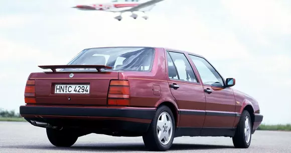 Așa arăta prima mașină din lume dotată cu eleron electric! | VIDEO