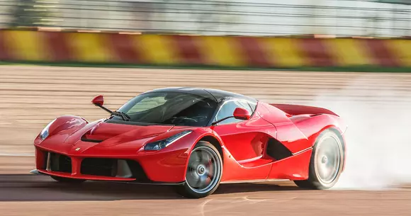 LaFerrari cu numărul 500 a fost vândut pentru cea mai mare sumă plătită pe o mașină modernă