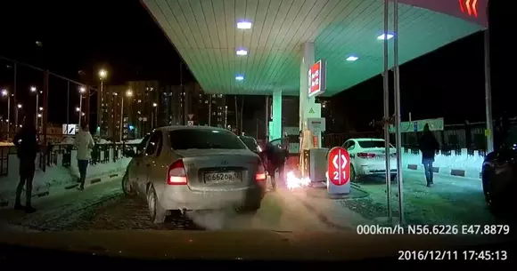 Un șofer a dat foc unei pompe de combustibil într-o benzinărie! Ce a urmat! | VIDEO