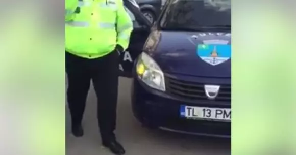 Polițiștii au voie să parcheze ORIUNDE! Uite cum își rezolvă oamenii legii treburile lăsând automobilul în mijlocul străzii | VIDEO