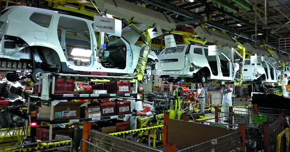 Dacia anunţă reluarea producţiei luni dimineaţă