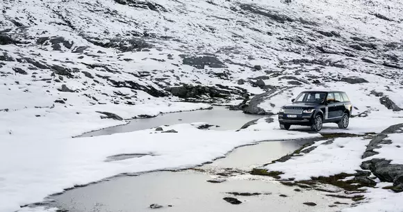 Range Rover ajunge la capătul pământului pentru o galerie foto genială