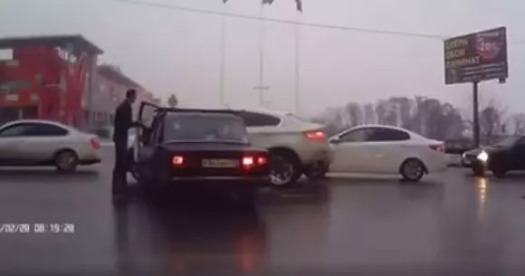 S-a dat jos să-și facă dreptate singur, dar a uitat ceva important. Ce a pățit șoferul unui BMW! | VIDEO