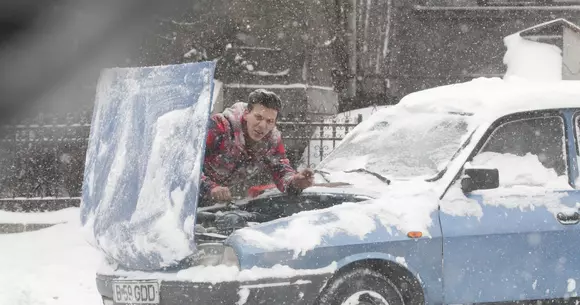 Iată cum trebuie să procedați în cazul în care un viscol vă surprinde în mașină
