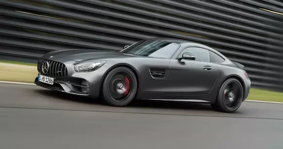 Mercedes-AMG GT primește un facelift, dar și o versiune nouă