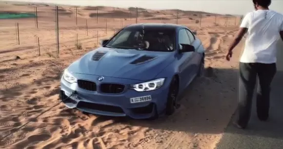 Arabii scot untul dintr-un BMW M4. Drifturi și mult fum