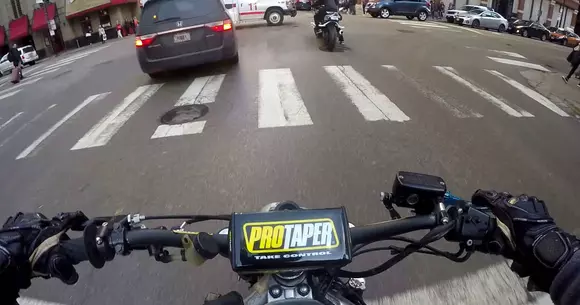 Un politist nervos aruncă o cafea în capul unui motociclist