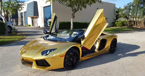 Iată cum un Lamborghini Aventador primește o nouă înfățișare cu ajutorul foliei