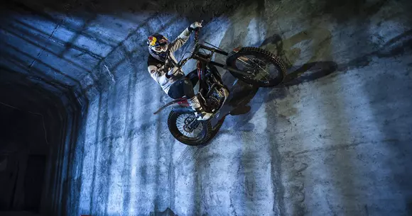 Cu motocileta pe Magistrala 4. Un rider francez a făcut spectacol pe șantierul bucureștean