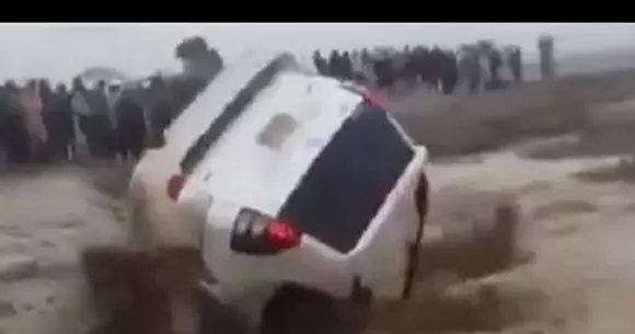 O Toyota Land Cruiser devine istorie. Mașina a fost înghițită de torenți