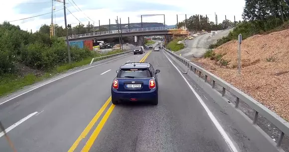 Se întâmplă și la noi - un șofer frânează brusc în fața unui camion. Cu un Mini. (video)