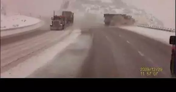 De ce nu e bine să depășești un plug de zăpadă