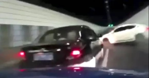 O cursă ilegală dintr-un tunel se sfârșește cu un accident violent