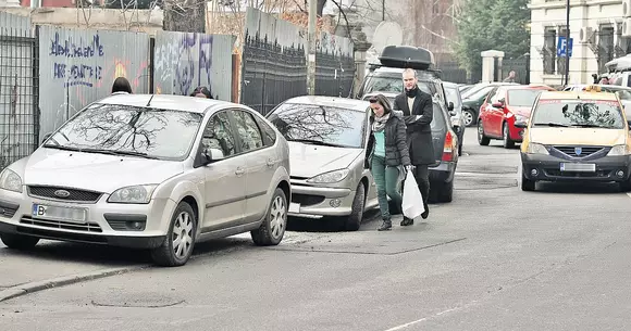 Parcarea pe trotuar a mașinilor nu mai este permisă de mâine. Amenzi usturătoare