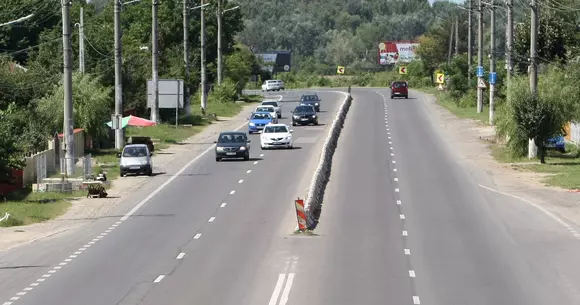 Care este adevărul? Este obligat un șofer să se dea pe banda întâi pentru a le face loc vitezomanilor?