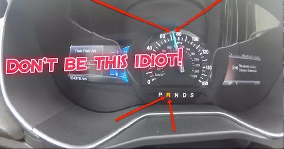 Ce se întâmplă când cuplezi treapta de mers înapoi din mișcare?