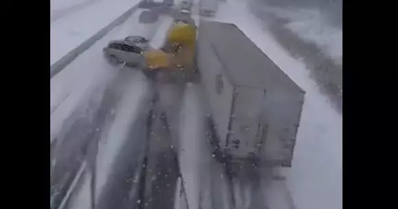 E mai rău ca la noi. Circa 100 de mașini implicate într-un accident din cauza drumurilor acoperite cu zăpadă și gheață