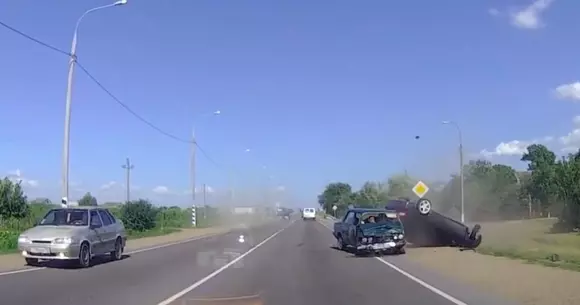 Viteză de reacție sau inspirație? Cum a evitat un șofer un impact ce putea fi devastator! | VIDEO