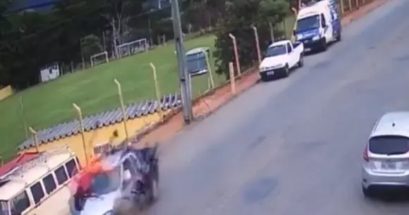 Cum a scăpat cu viață un motociclist dintr-un asemenea accident e greu de crezut! | VIDEO