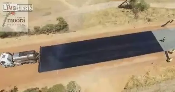 Vin din viitor? De necrezut cum asfaltează australienii! | VIDEO