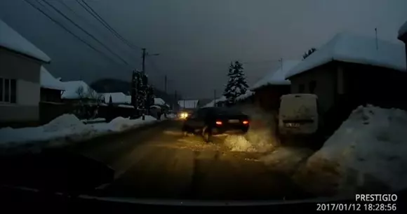 De ce nu e bine să faci depășiri riscante pe zăpadă! Vezi cum poți să pierzi controlul! | VIDEO