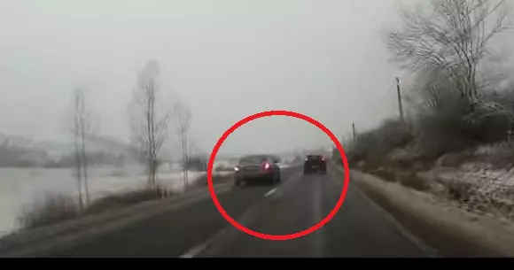 Era să comită o tragedie! Șoferul unui Audi a scăpat ca prin urechile acului de un impact frontal! | VIDEO